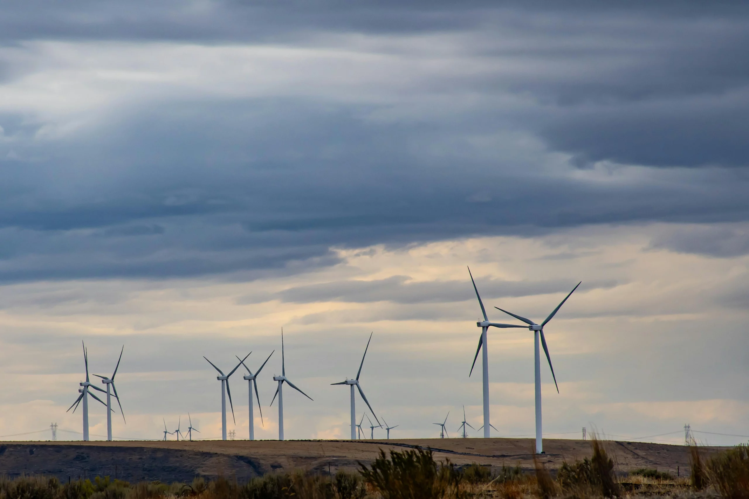 Windkraftanlagen bei Sonnenuntergang – Windenergieprojekte