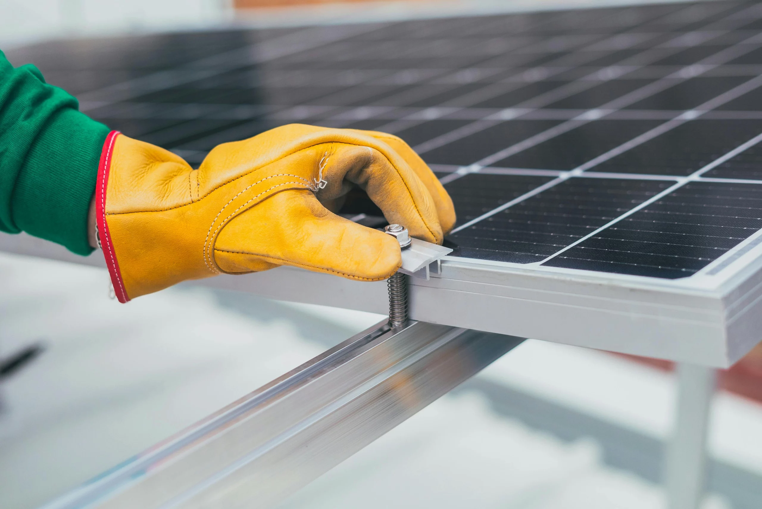 Detailaufnahme bei Installation eines Solarpanels – Standortsuche und Sicherung