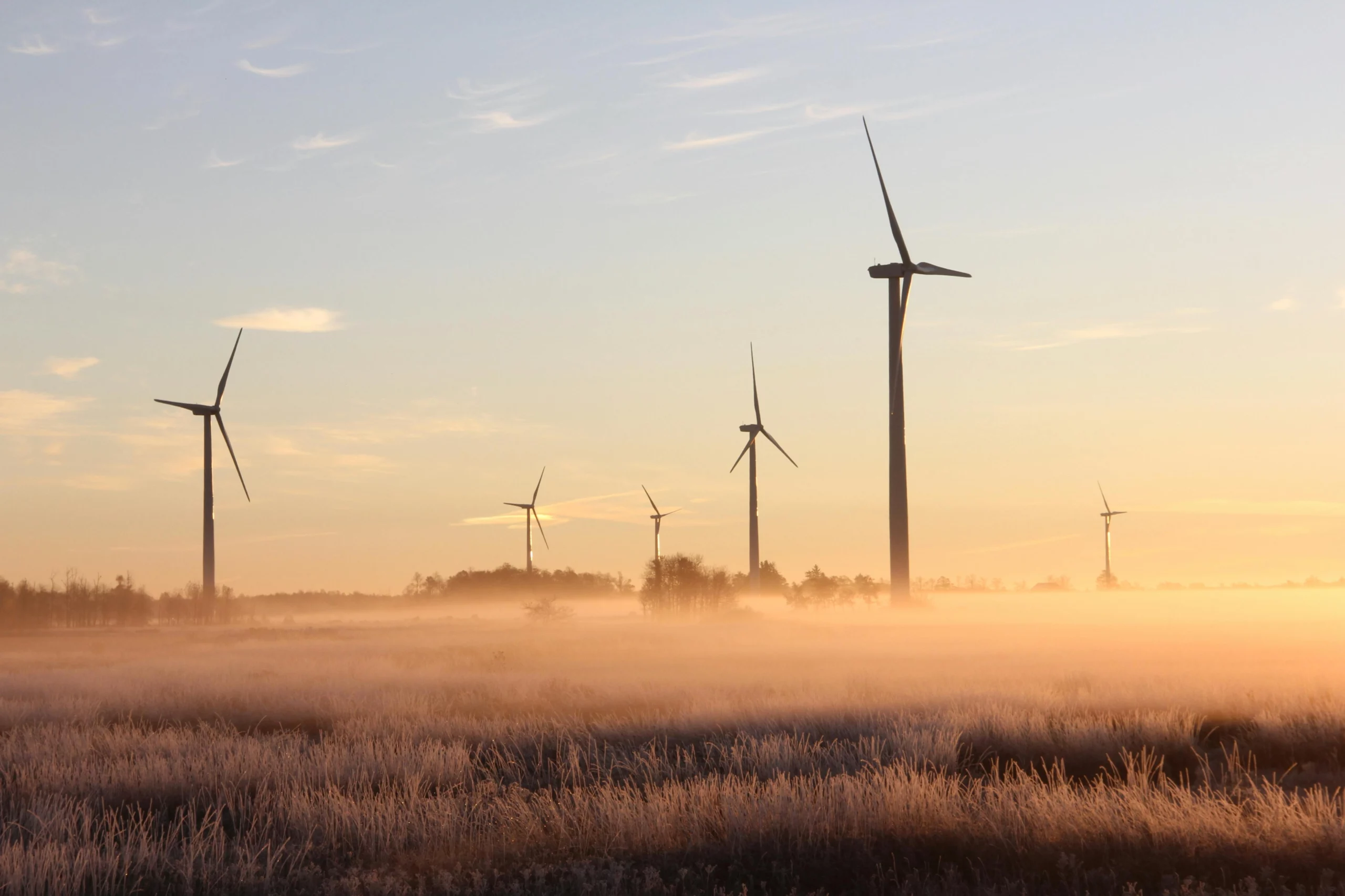 Windkraftanlagen bei Sonnenuntergang – Windenergieprojekte