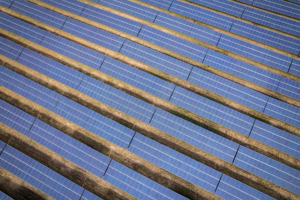 Luftaufnahme von Photovoltaik Freiflächen mit Solarmodulen – erneuerbare Energien Projekte