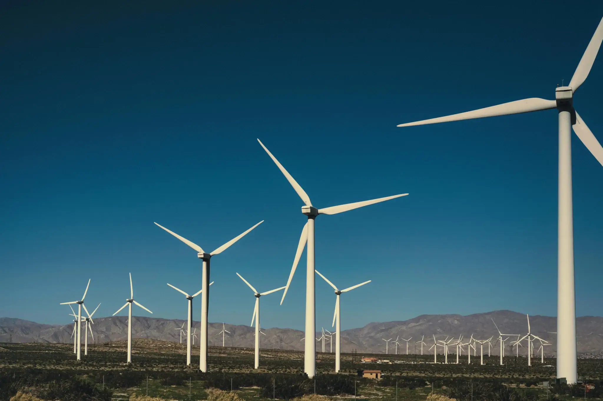 Mehrere Windkraftanlagen in offener Landschaft – Fläche für Windkraftanlagen