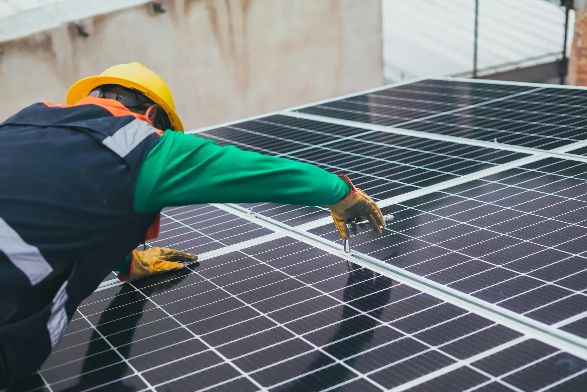 Techniker installiert Solarmodul – Standortakquisition für Energieprojekte