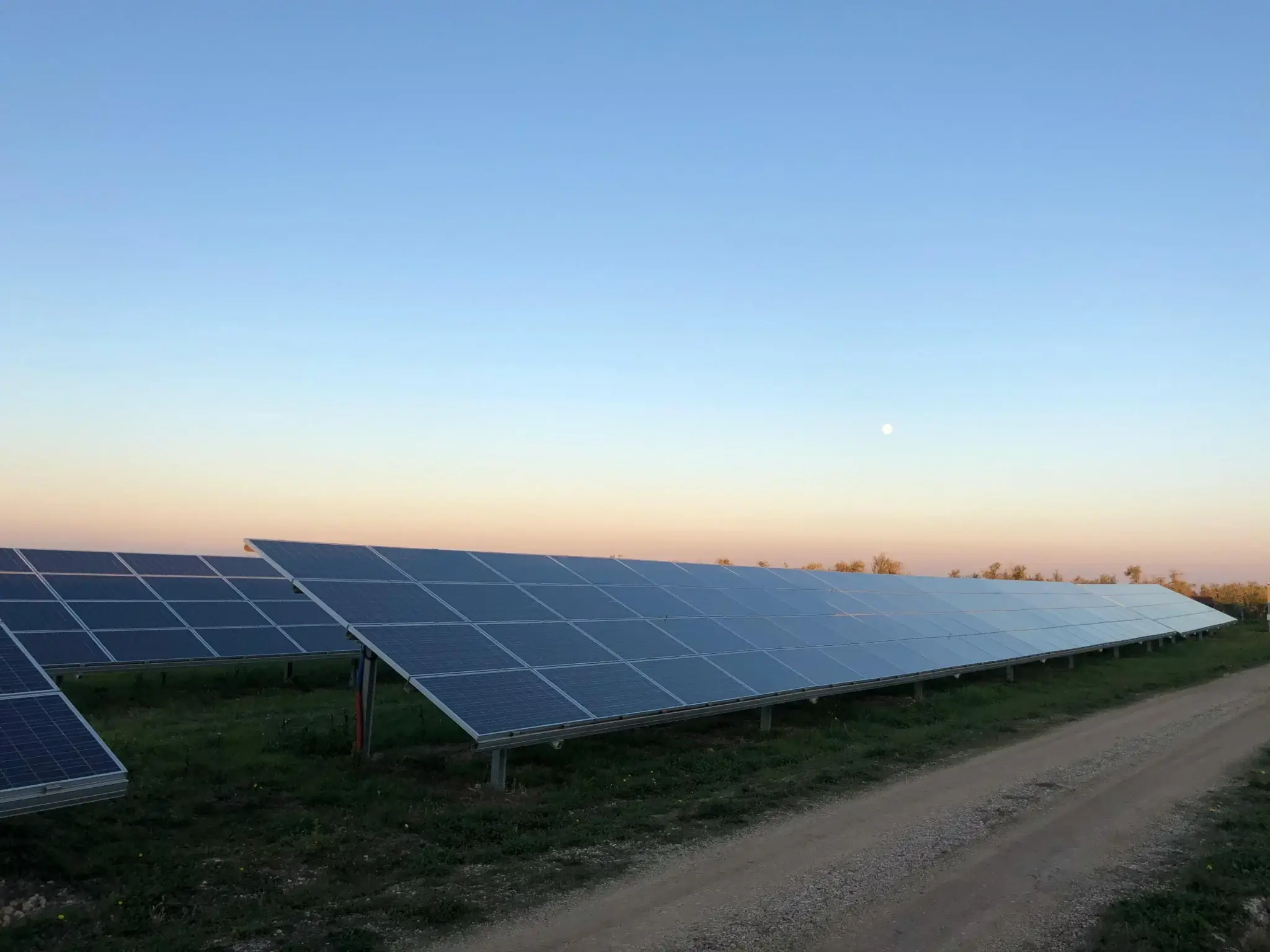 olaranlage bei Sonnenuntergang – Projektmanagement erneuerbare Energien