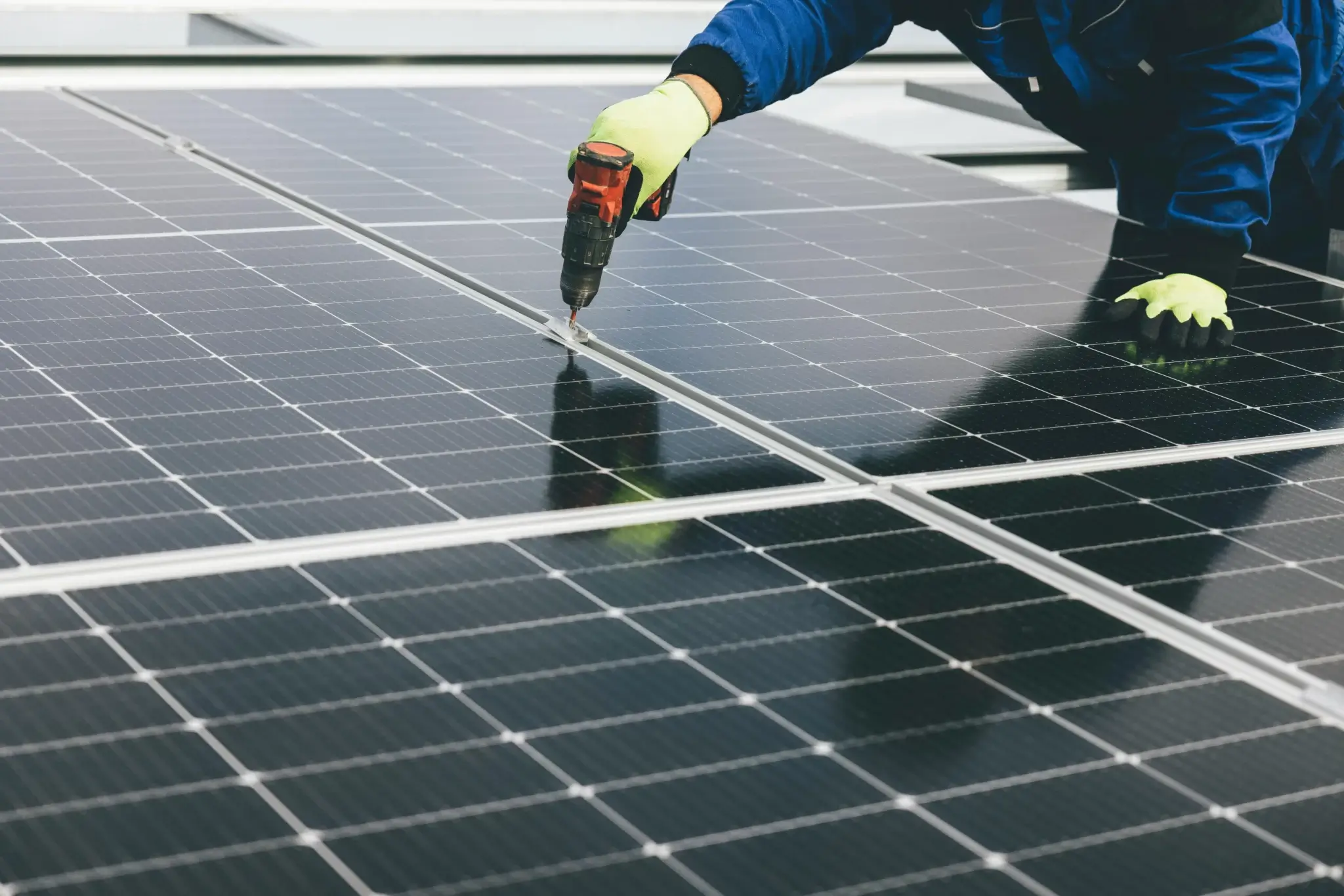 Montage eines Photovoltaikmoduls – Projektentwicklung erneuerbare Energien