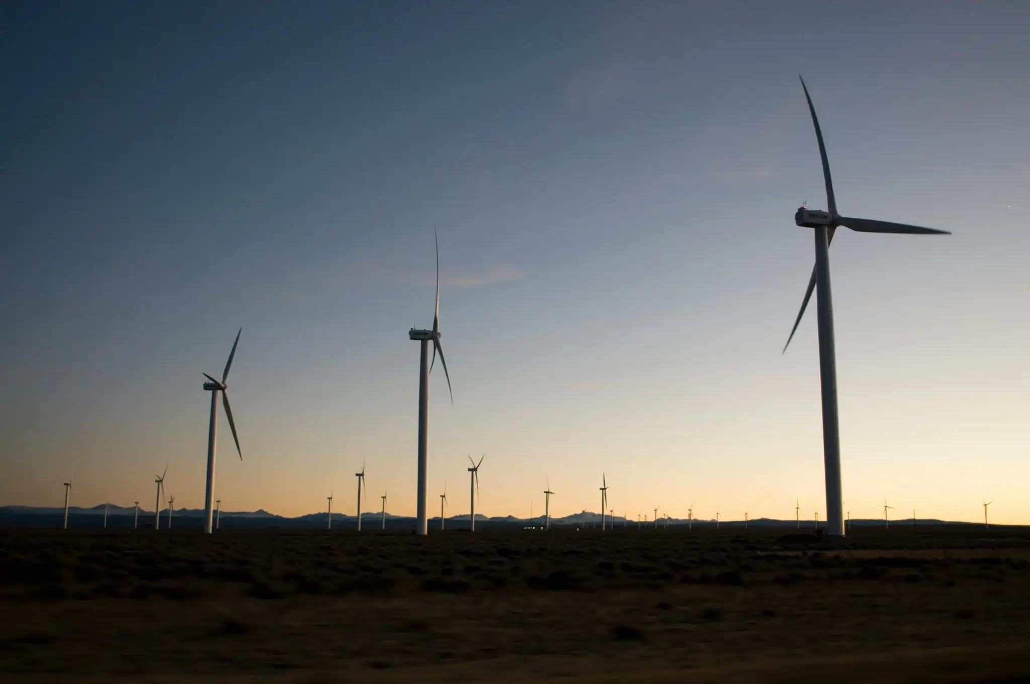 Windkraftanlagen in weiter Landschaft – Projektmanagement erneuerbare Energien