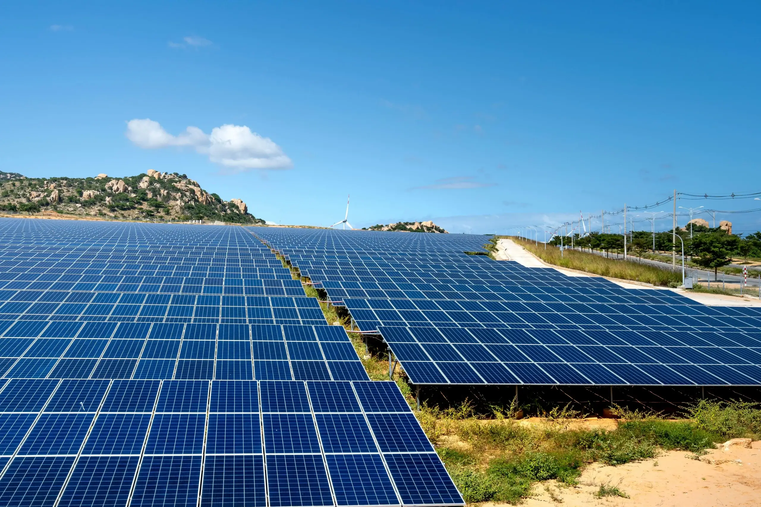 Großflächige Photovoltaikanlage in freier Natur – Solarenergie von ENACOM