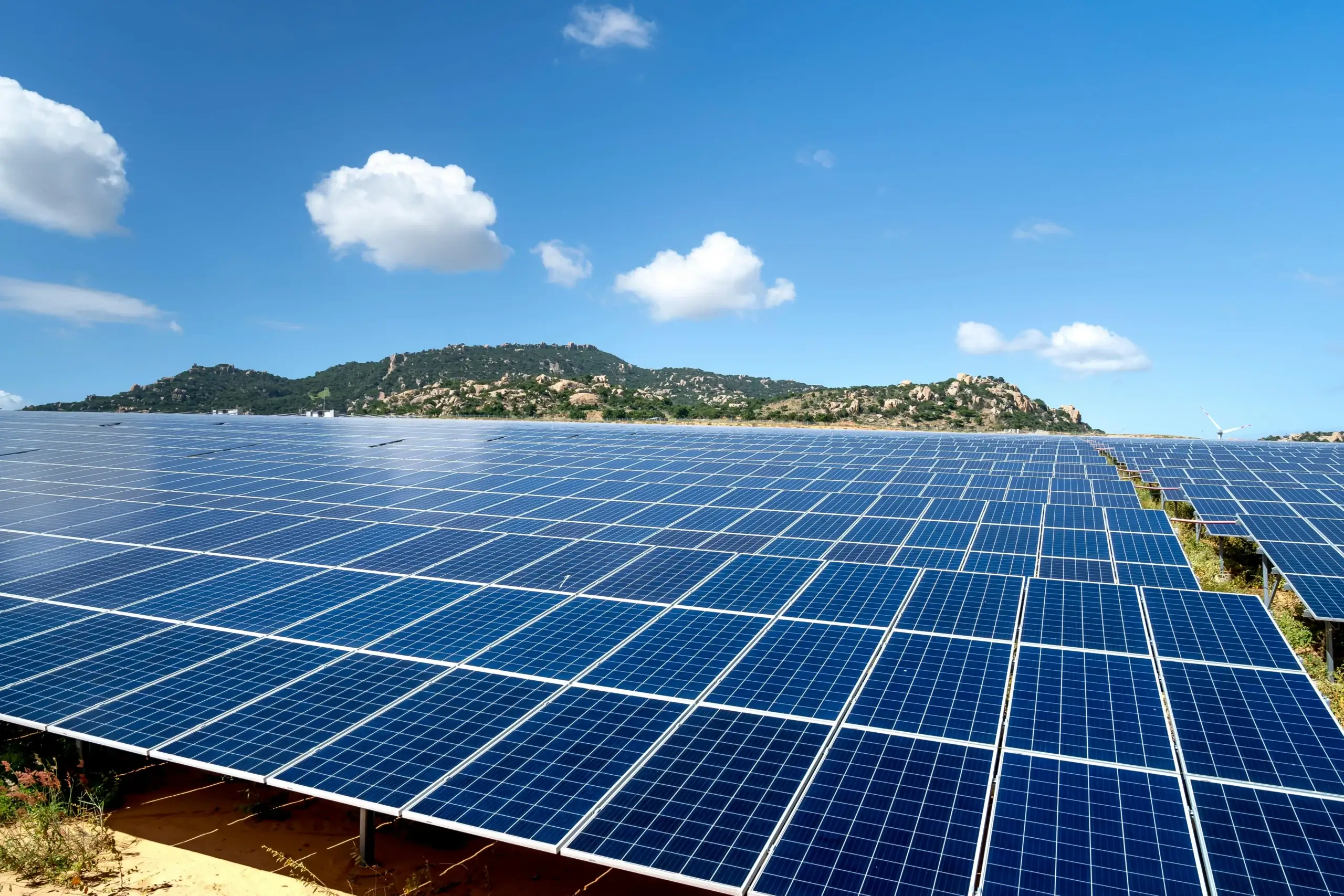 Photovoltaikanlage auf freiem Feld – nachhaltige Solarenergie